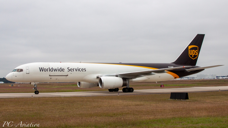 Photo of N438UP - United Parcel Service Boeing 757-200 at IAH on AeroXplorer Aviation Database