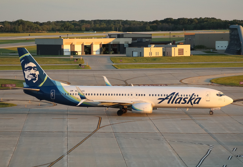 Photo of N309AS - Alaska Airlines Boeing 737-900 at MKE on AeroXplorer Aviation Database