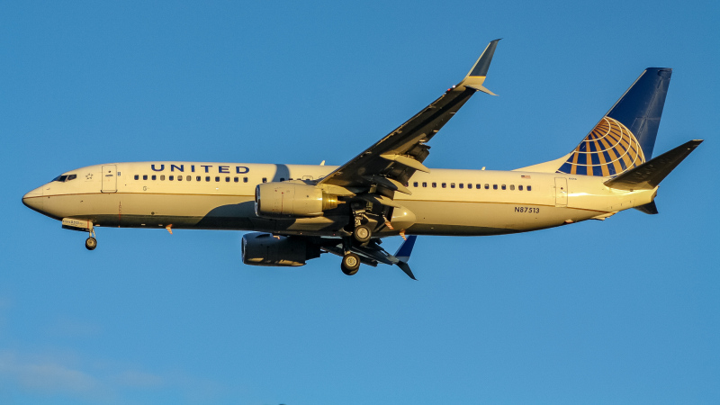 Photo of N87513 - United Airlines Boeing 737-800 at IAD on AeroXplorer Aviation Database