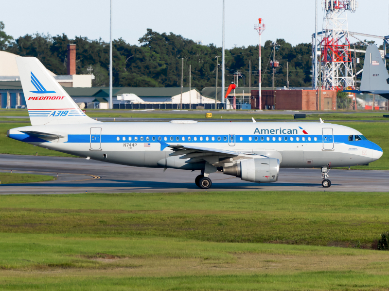 Photo of N744P - American Airlines Airbus A319 at SAV on AeroXplorer Aviation Database