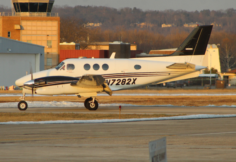 Photo of N7282X - PRIVATE Beechcraft King Air 200 at LUK on AeroXplorer Aviation Database