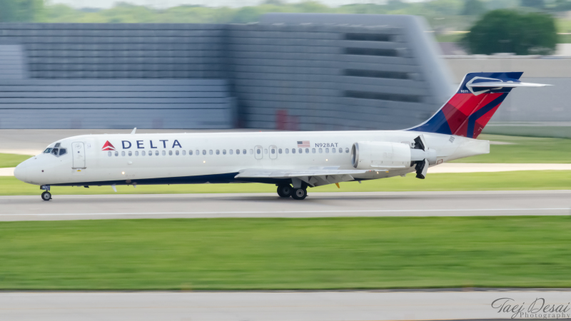Photo of N928AT - Delta Airlines Boeing 717-200 at MKE on AeroXplorer Aviation Database
