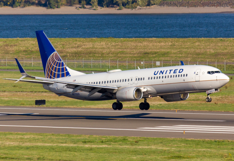 Photo of N77520 - United Airlines Boeing 737-800 at PDX on AeroXplorer Aviation Database