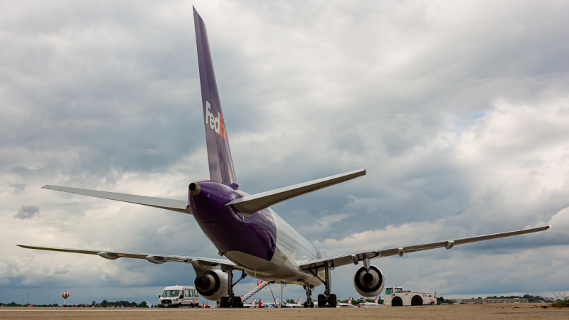 Photo of N989FD - FedEx Boeing 757-200 at DAY on AeroXplorer Aviation Database