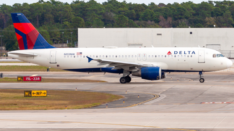 Photo of N353NW - Delta Airlines Airbus A320 at IAH on AeroXplorer Aviation Database