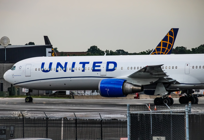 Photo of N77066 - United Airlines Boeing 767-400ER at BWI on AeroXplorer Aviation Database