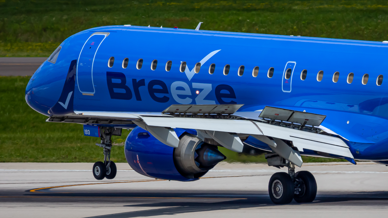 N193BZ) Breeze Airways Embraer E195 by Mark S. | AeroXplorer Photo Database