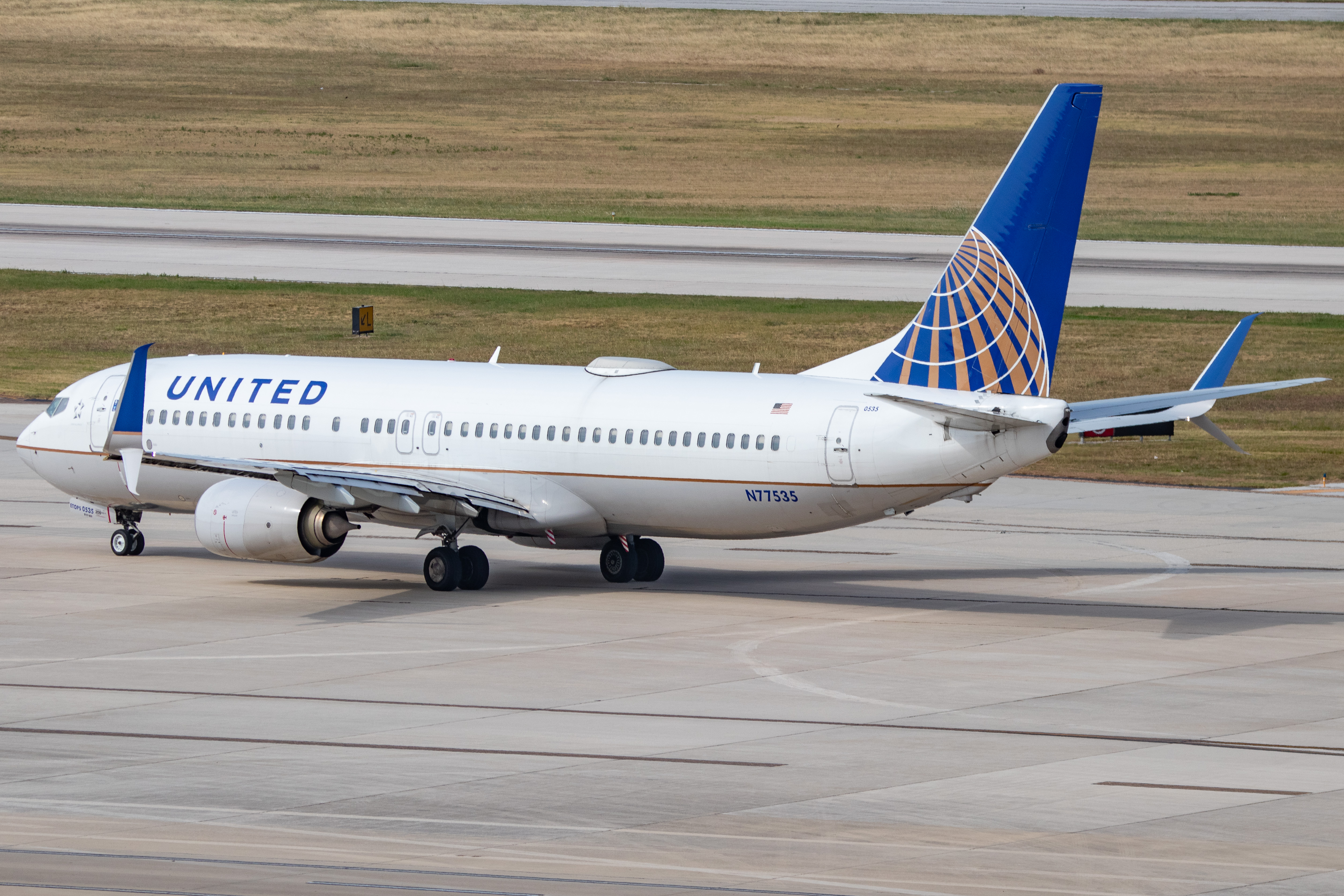 Photo of N77535 - United Airlines Boeing 737-800 at SAT
