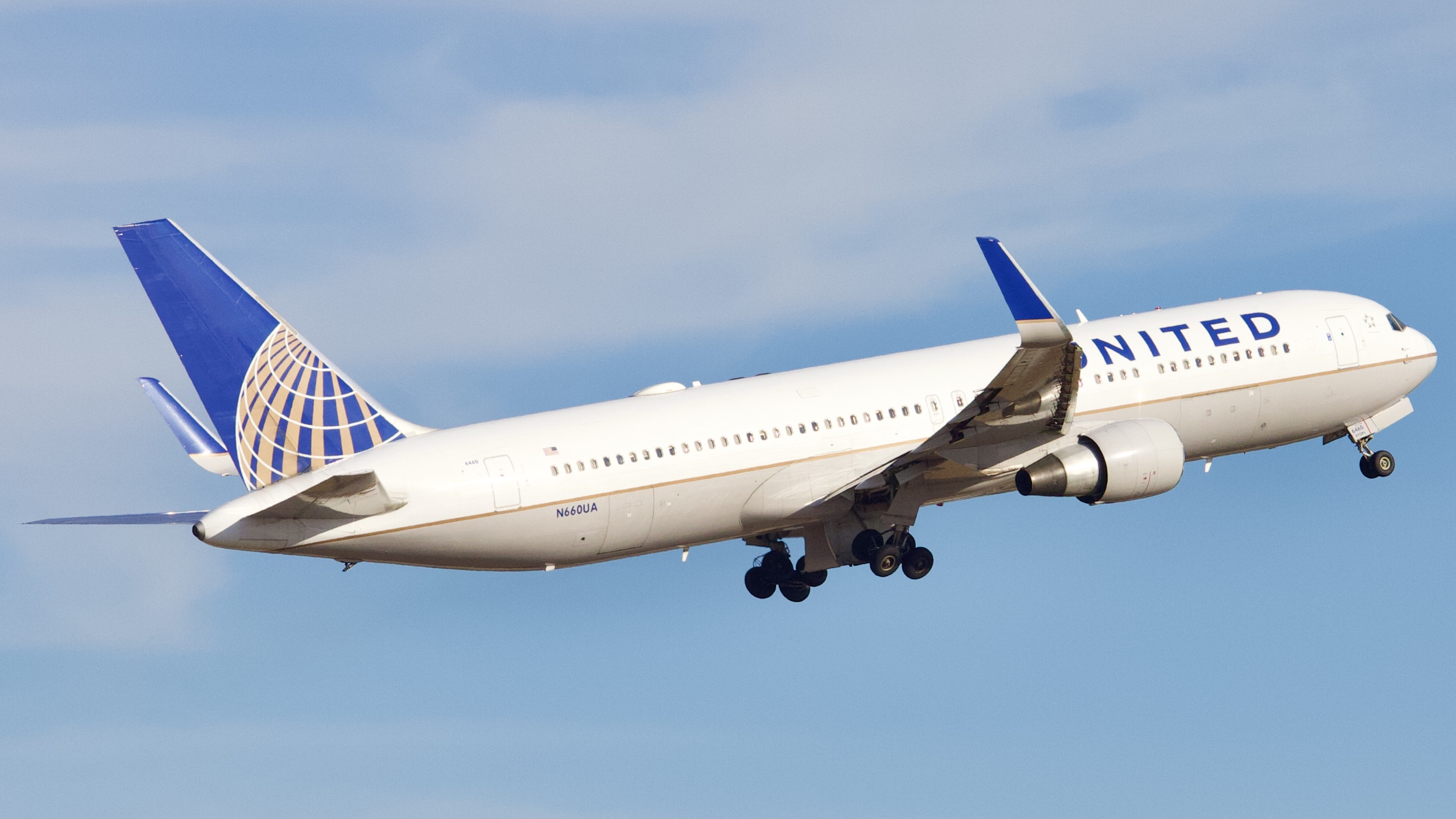 Photo of N660UA - United Airlines Boeing 767-300ER at IAH