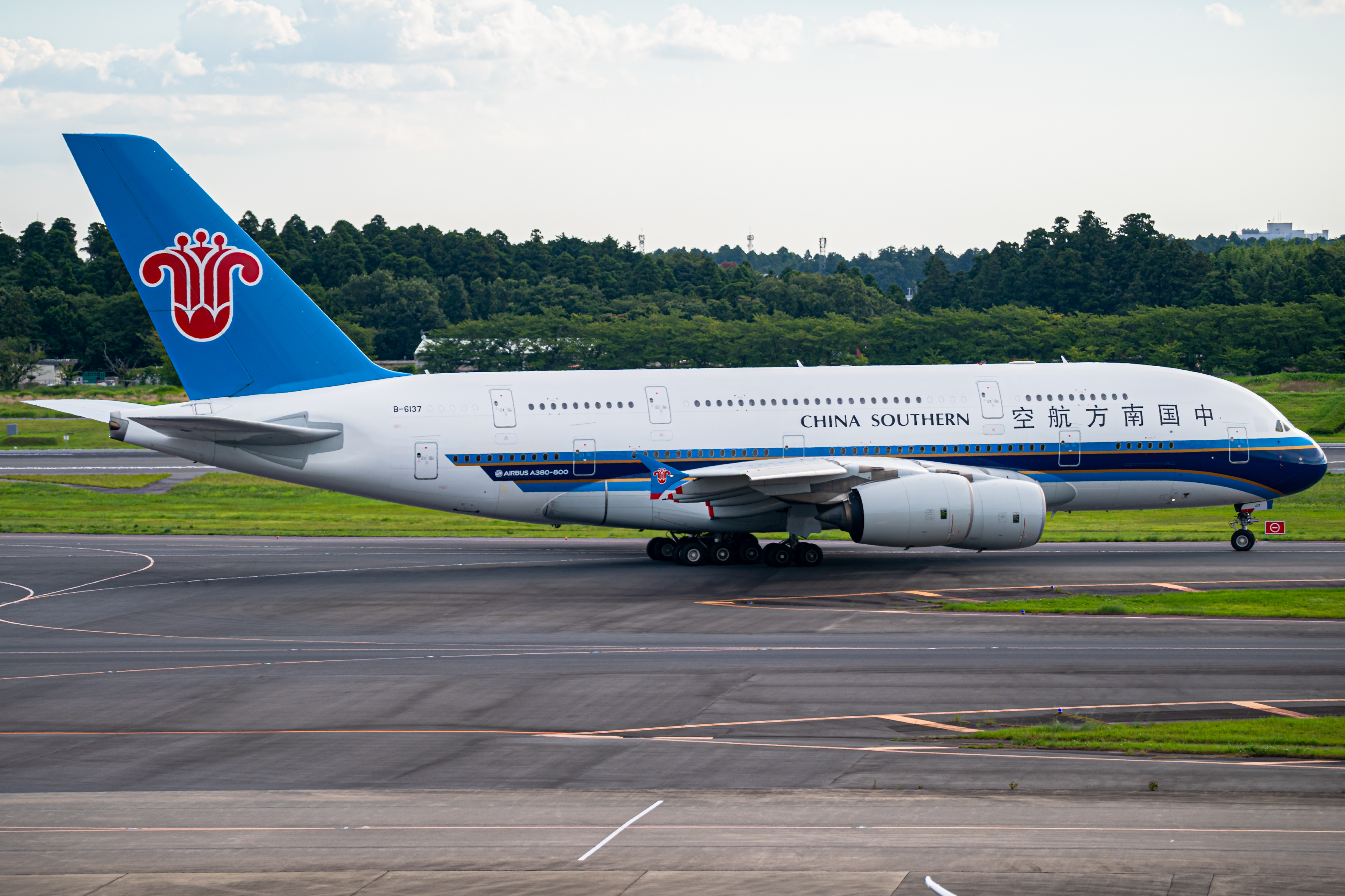 Photo of B-6137 - China Southern Airlines Airbus A380-800 at NRT