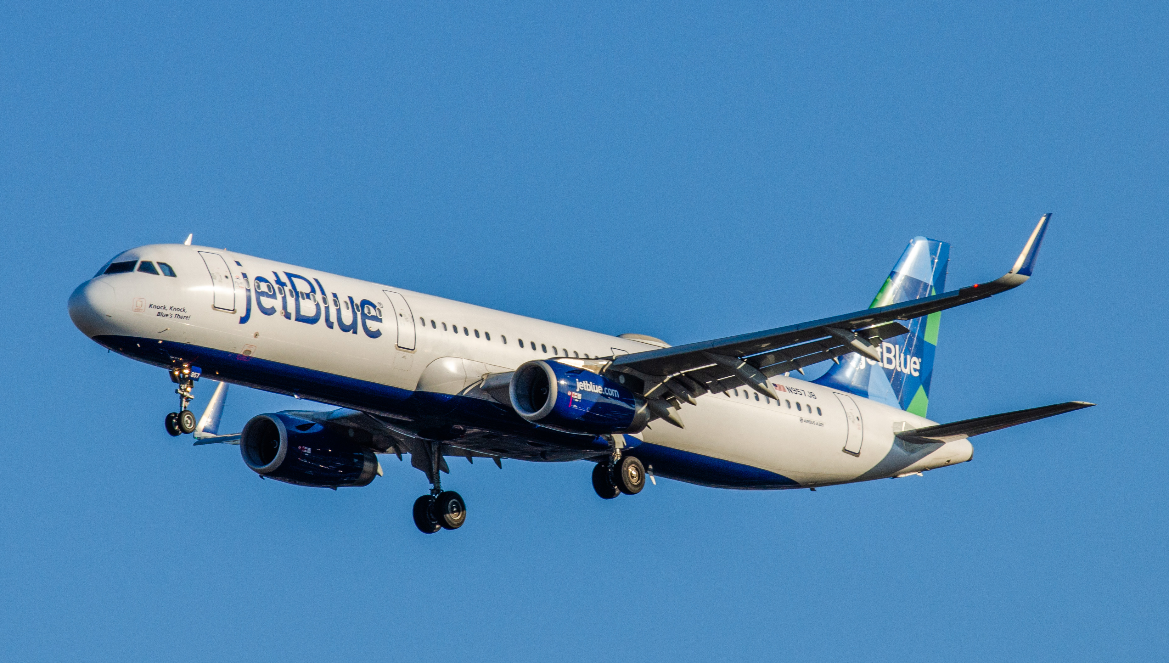 Photo of N957JB - JetBlue Airways Airbus A321-200 at EWR