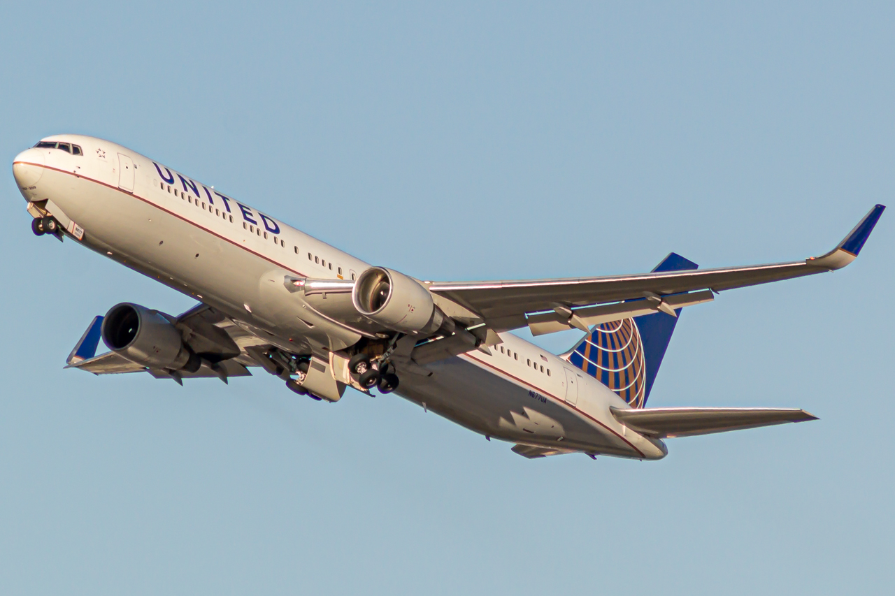 Photo of N677UA - United Airlines Boeing 767-300ER at LAX