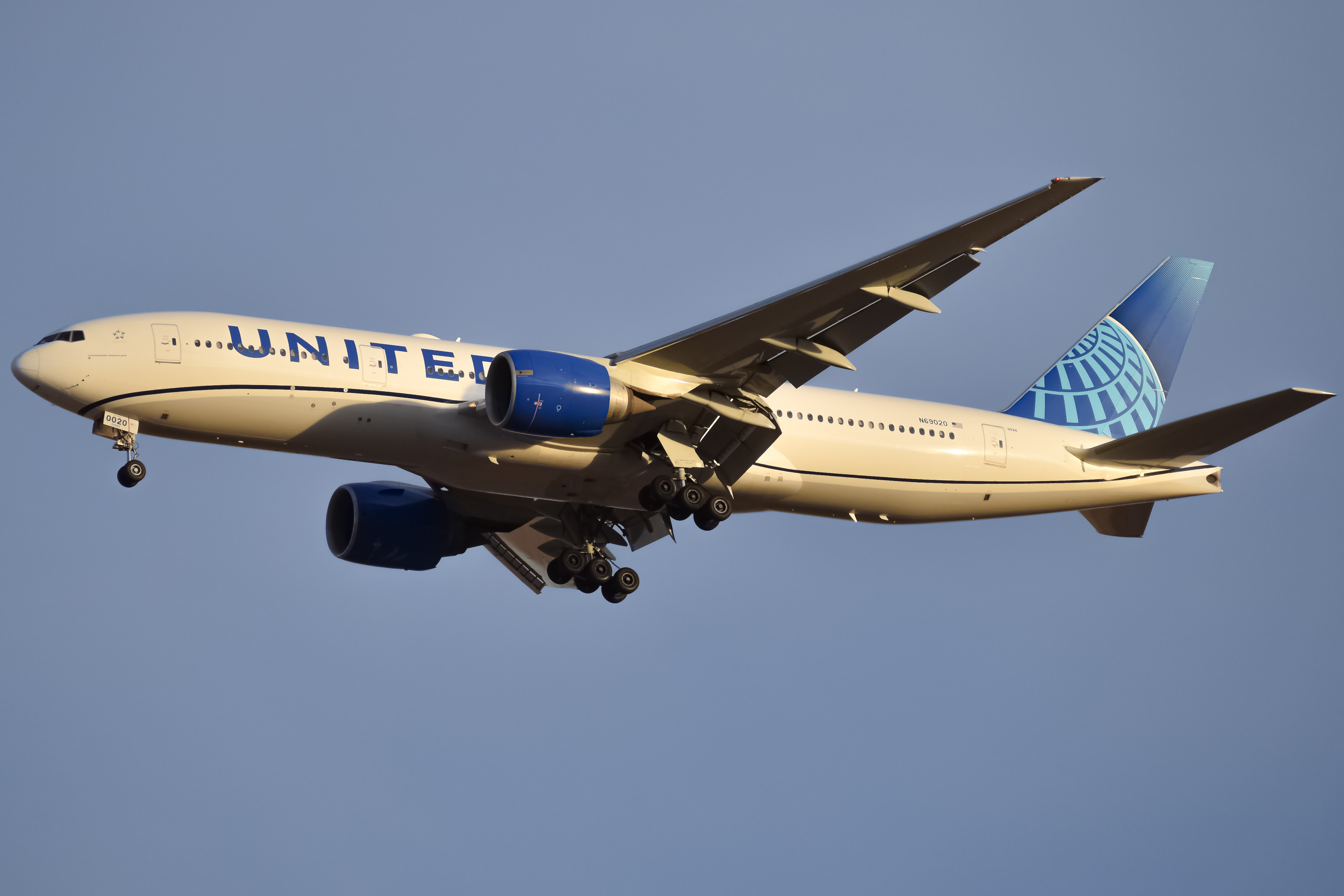 Photo of N69020 - United Airlines Boeing 777-200ER at DEN