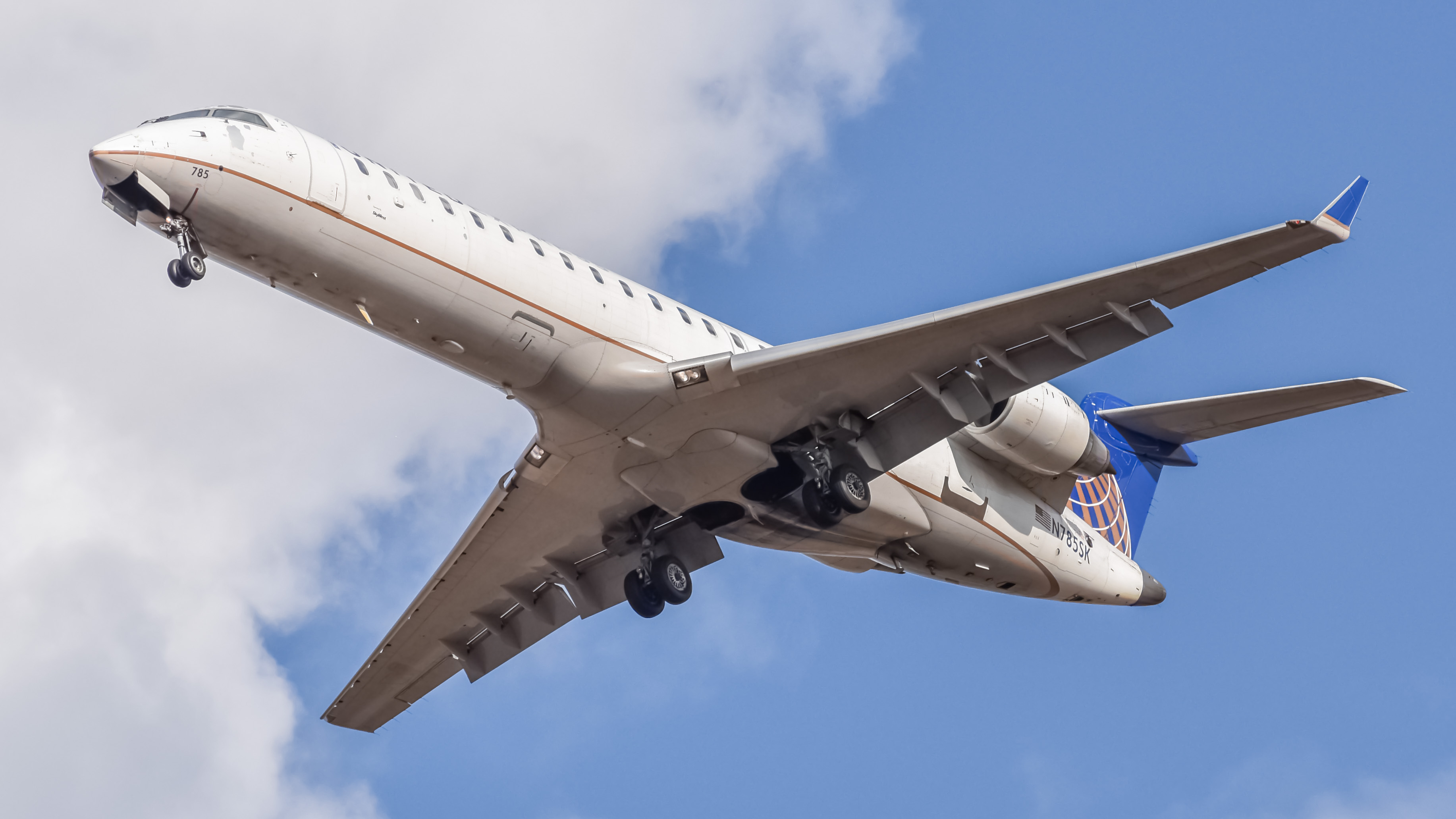 Photo of N785SK - United Express Mitsubishi CRJ-700 at DEN